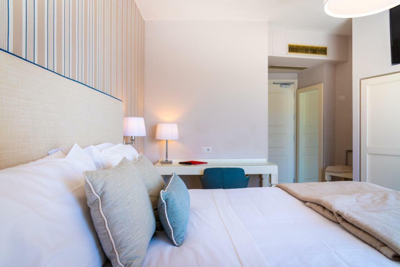 Hotel Plaza Порто-Аццурро Екстер'єр фото