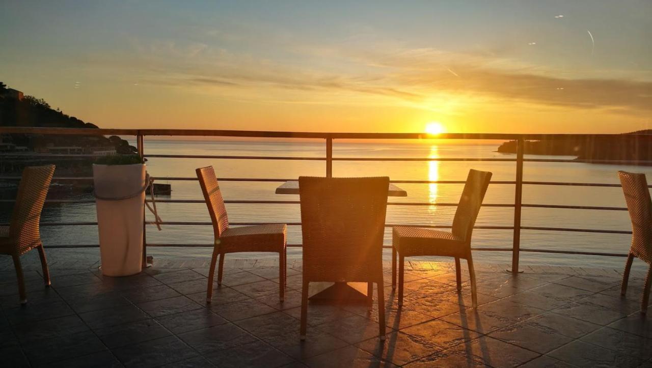 Hotel Plaza Порто-Аццурро Екстер'єр фото